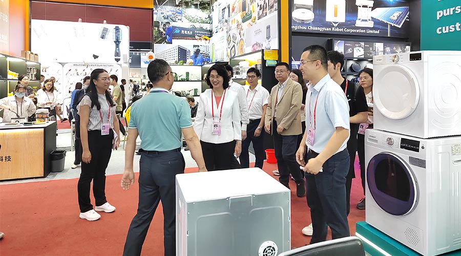 廣交會(huì)迎來(lái)大咖！江門市市長(zhǎng)親臨金環(huán)電器展位參觀交流